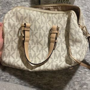 Michael Kors Signature Handbag w attachable strap